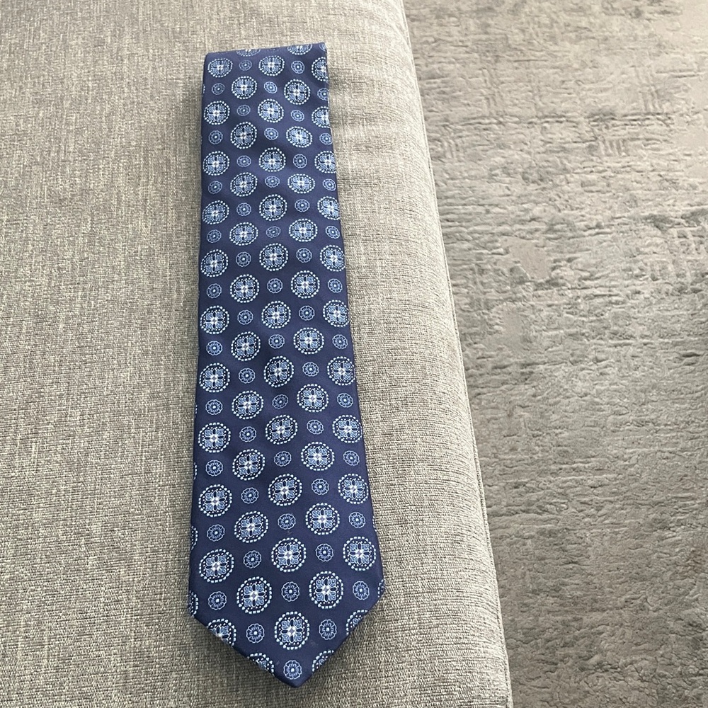 Ike Behar Navy and Light Blue Geometric Silk Tie.